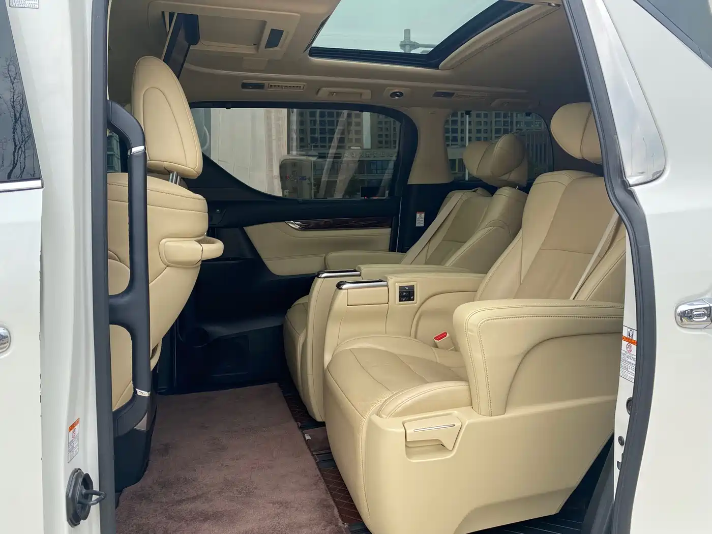 Toyota Alphard 2021 Hybrid 2.5L Luxury фото 6