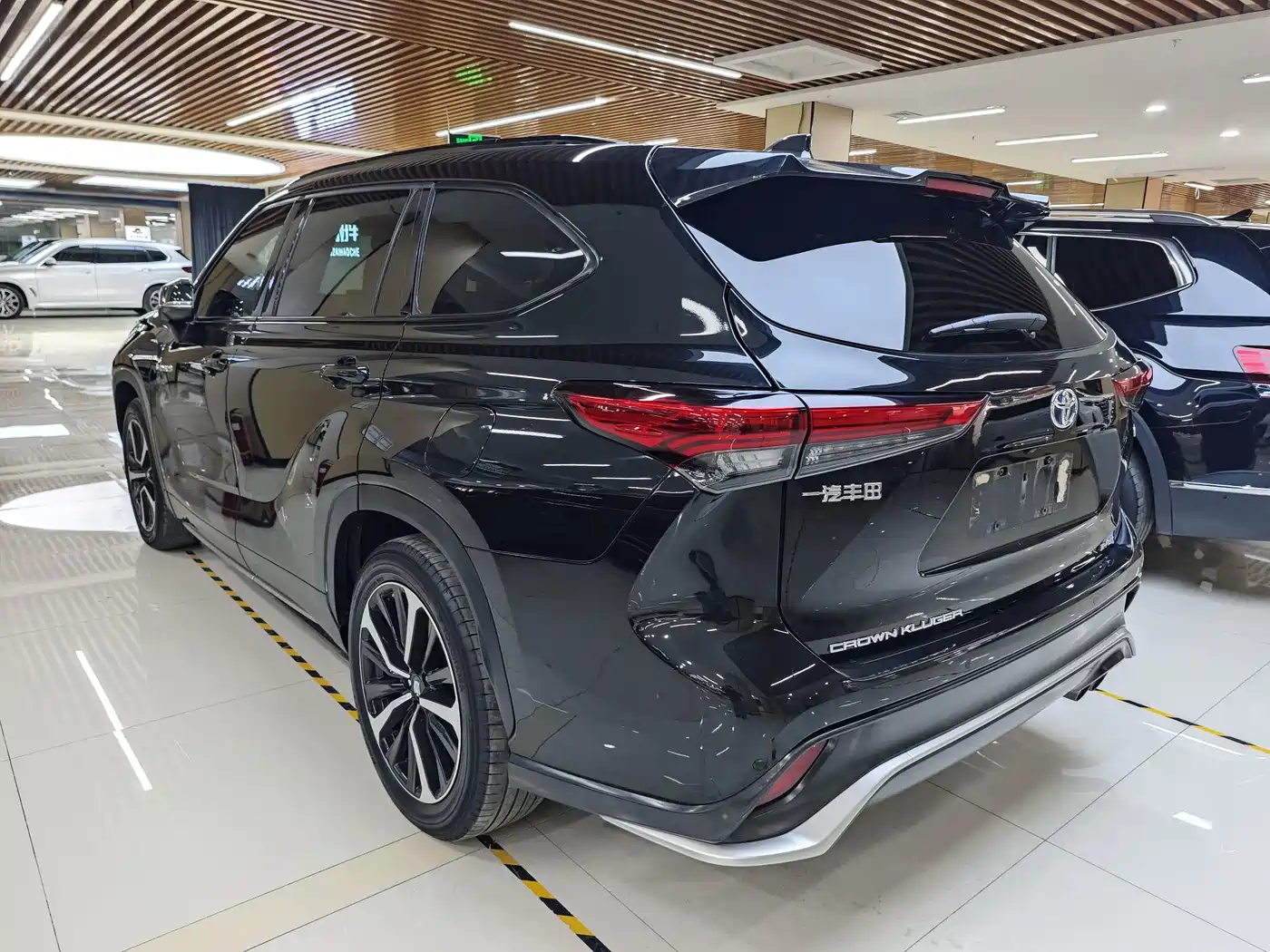 Toyota Crown Kluger 2021 2.5L HEV 4WD Premium фото 4
