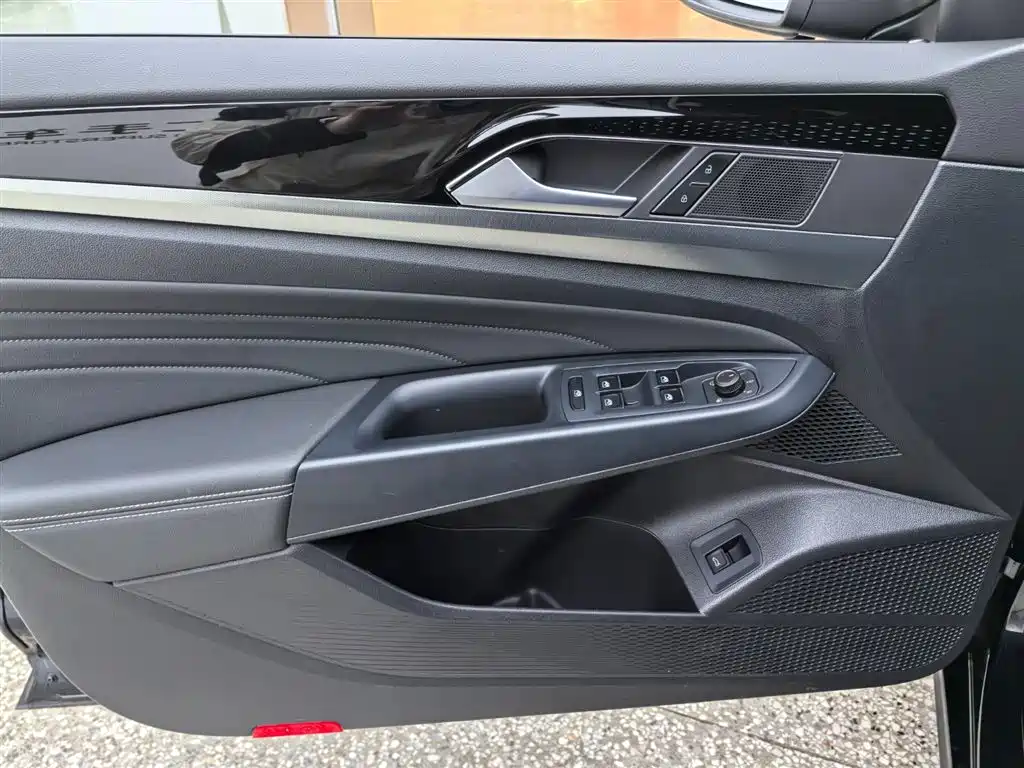 Volkswagen Passat 2023 330TSI Starlight Elite Edition фото 10