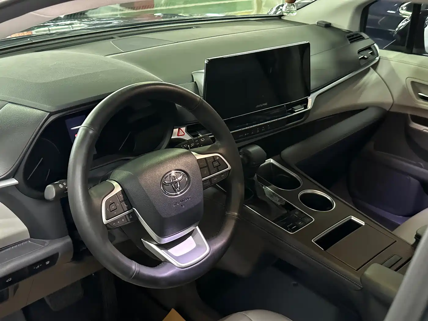 Toyota Granvia 2023 2.5L Hybrid Comfort Edition фото 11