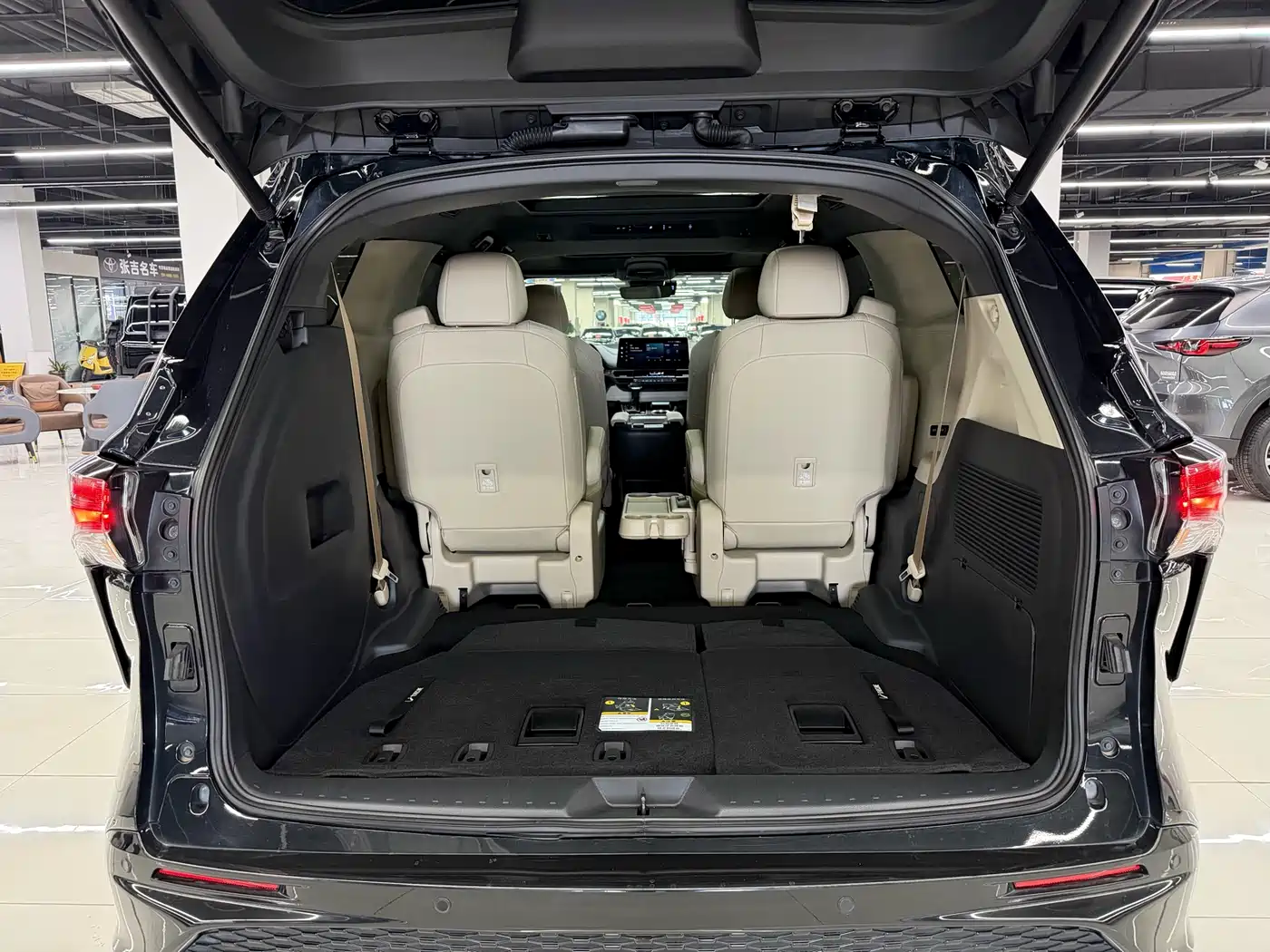 Toyota Granvia 2023 2.5L Hybrid Prestige PLUS Edition фото 19