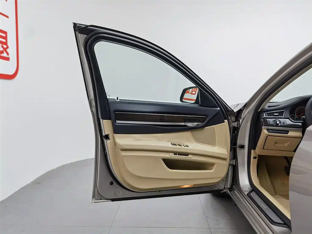 BMW 7 Series 2009 Model 740Li Leading Edition фото 8
