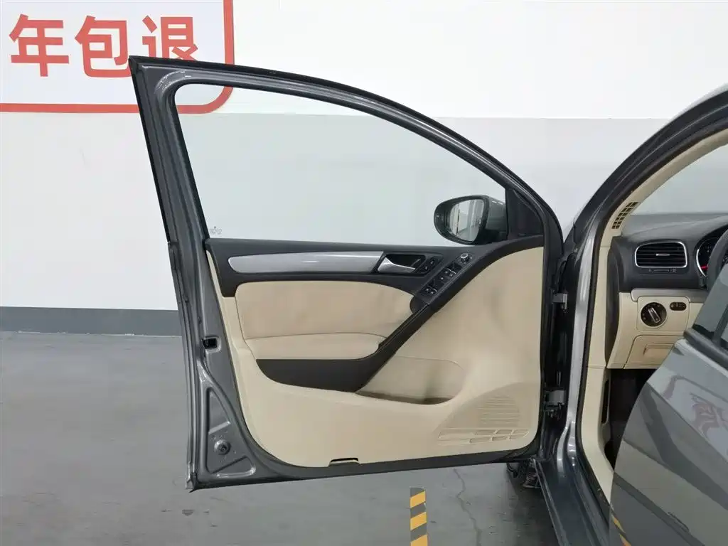 Volkswagen Golf 2011 Model 1.6 Automatic Fashion фото 8