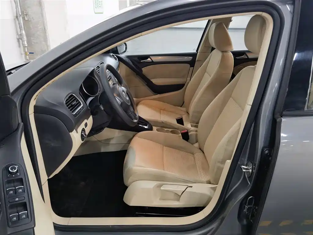 Volkswagen Golf 2011 Model 1.6 Automatic Fashion фото 10