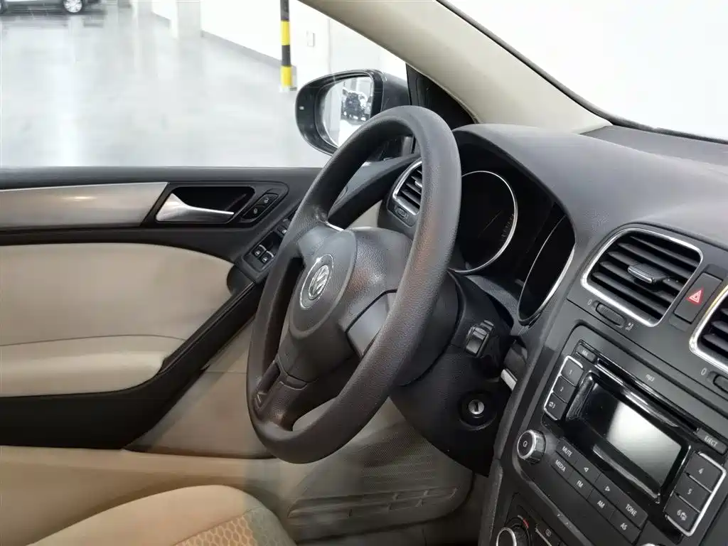Volkswagen Golf 2011 Model 1.6 Automatic Fashion фото 22