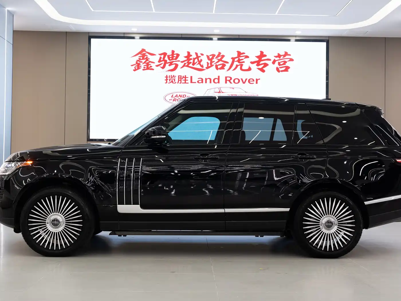 Land Rover Range Rover 2019 3.0 SC V6 Heritage Extended Edition фото 3