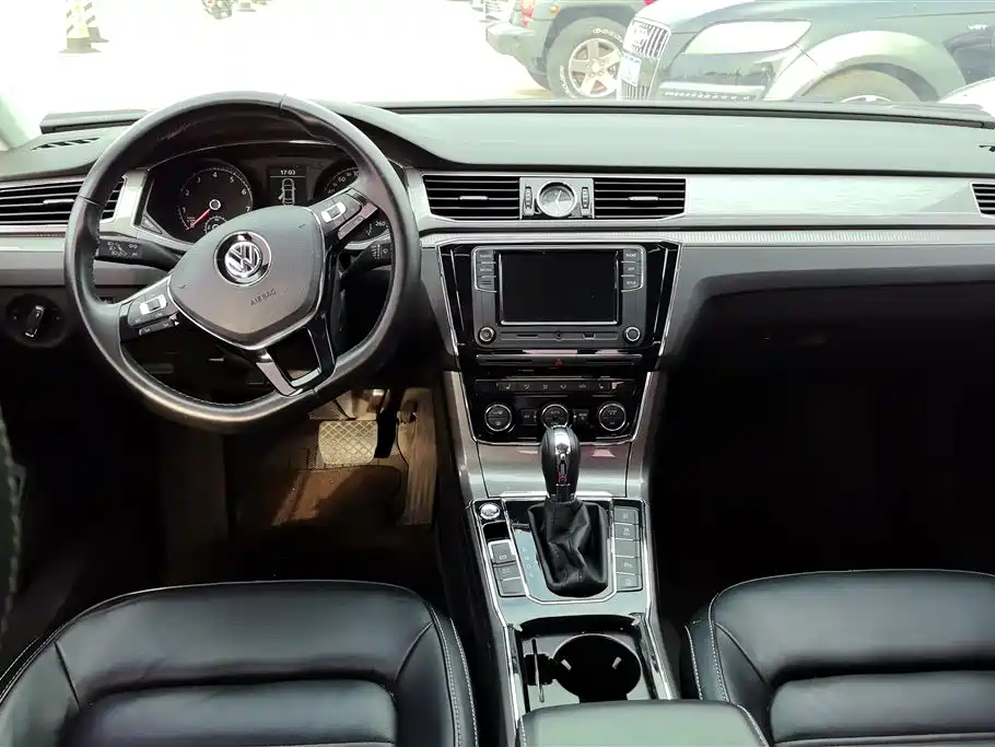 Volkswagen Passat 2017 330TSI DSG Prestige фото 12