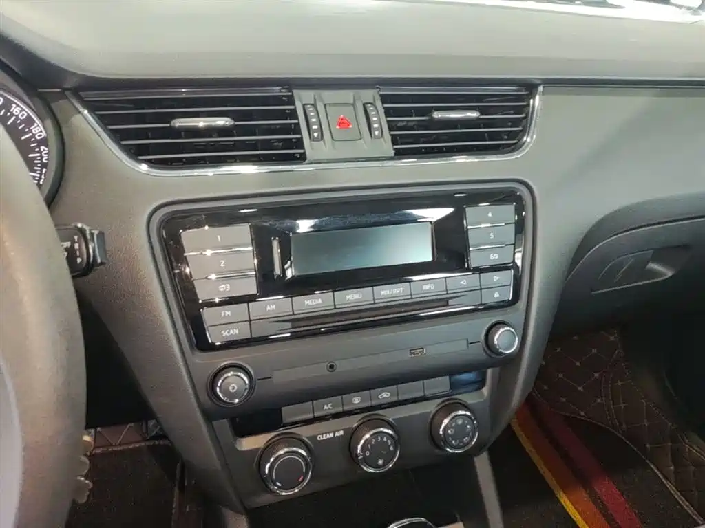 Škoda Octavia 2016 1.6L Automatic Pioneer Edition фото 13