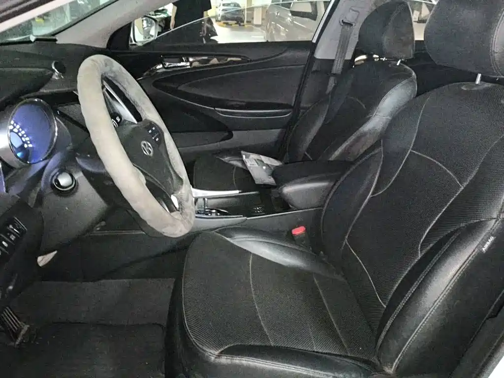Photo 8 - Hyundai Sonata