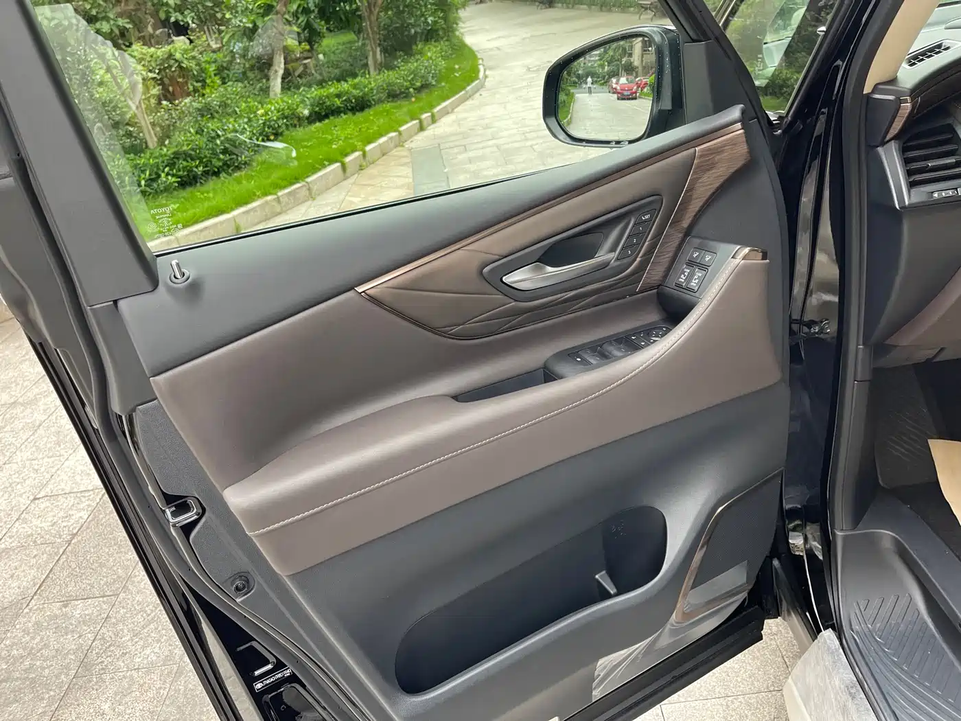 Toyota Alphard 2024 Hybrid 2.5L Ultimate Enjoyment Edition фото 4