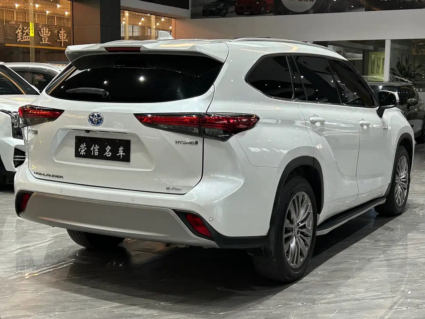Toyota Highlander 2023 2.5L Smart Hybrid Dual Engine AWD Premium 7-Seater фото 4