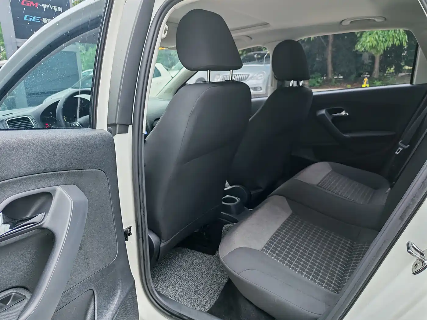 Volkswagen Polo 2016 1.6L Automatic Luxury фото 5