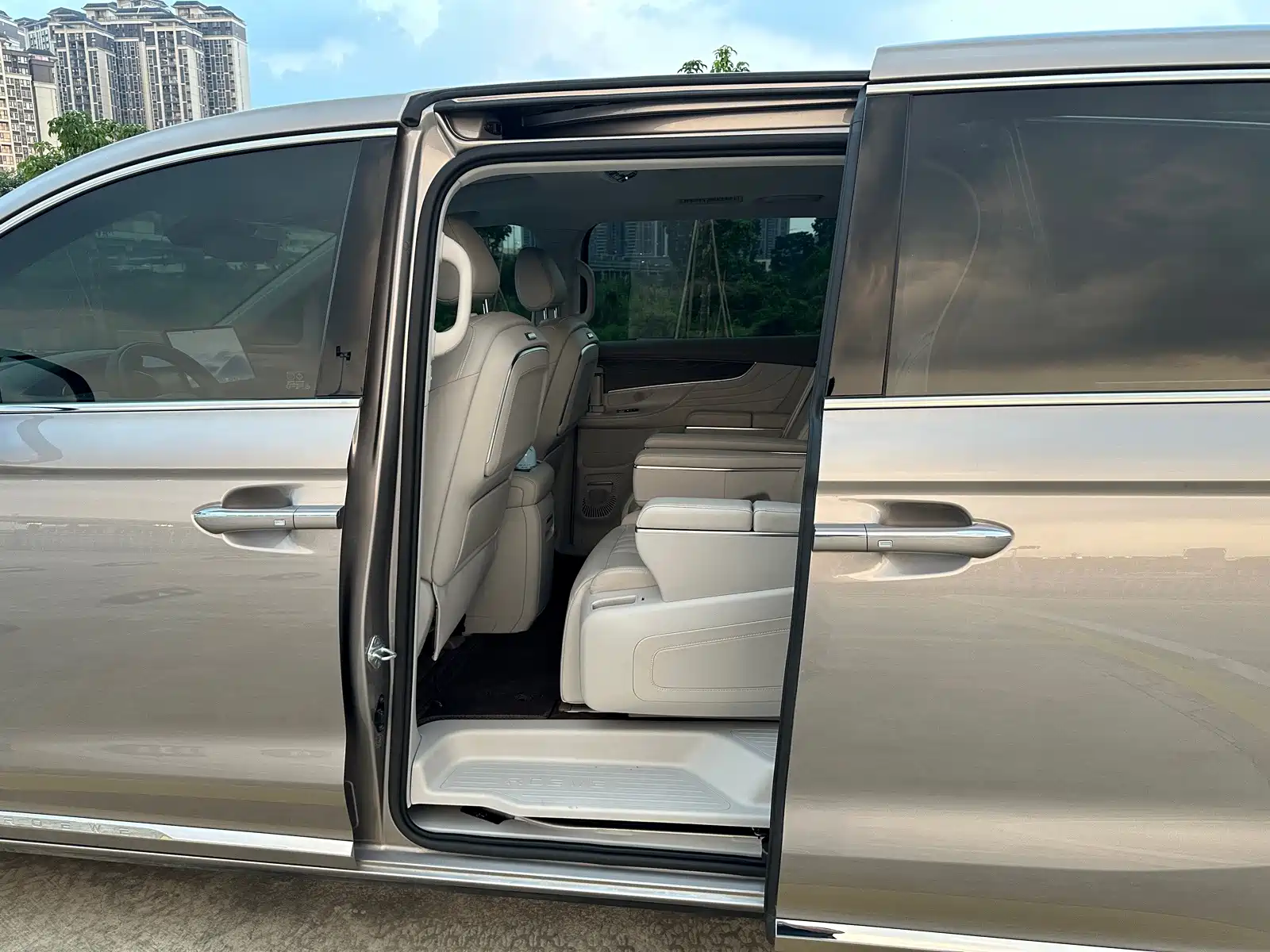 Фото 21 - Roewe iMAX8 EV