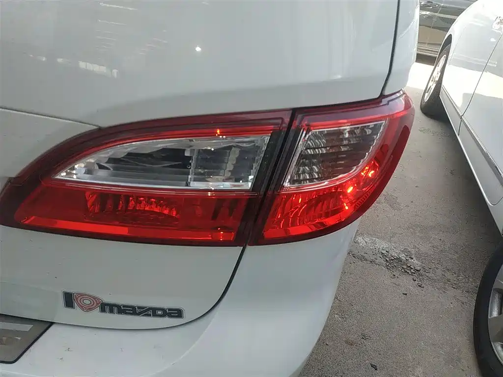 Mazda Mazda5 2014 2013 2.0L Automatic Luxury