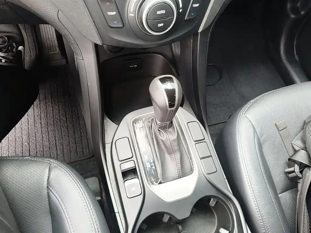 Hyundai Santa Fe 2015 2.4L Automatic 2WD Smart 5-seater фото 14