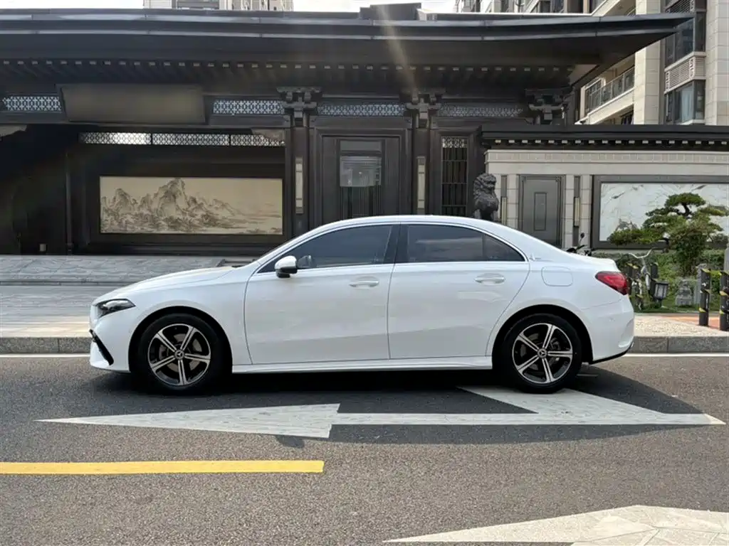 Mercedes-Benz A-Class 2024 A 200 L Fashion Edition фото 19