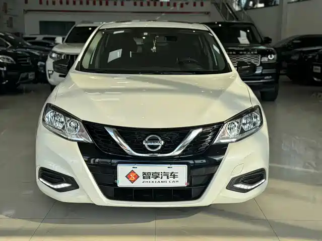 NISSAN TIIDA