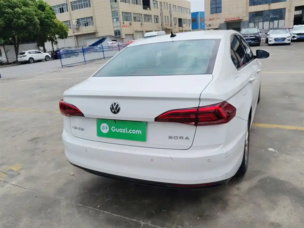 VOLKSWAGEN BORA