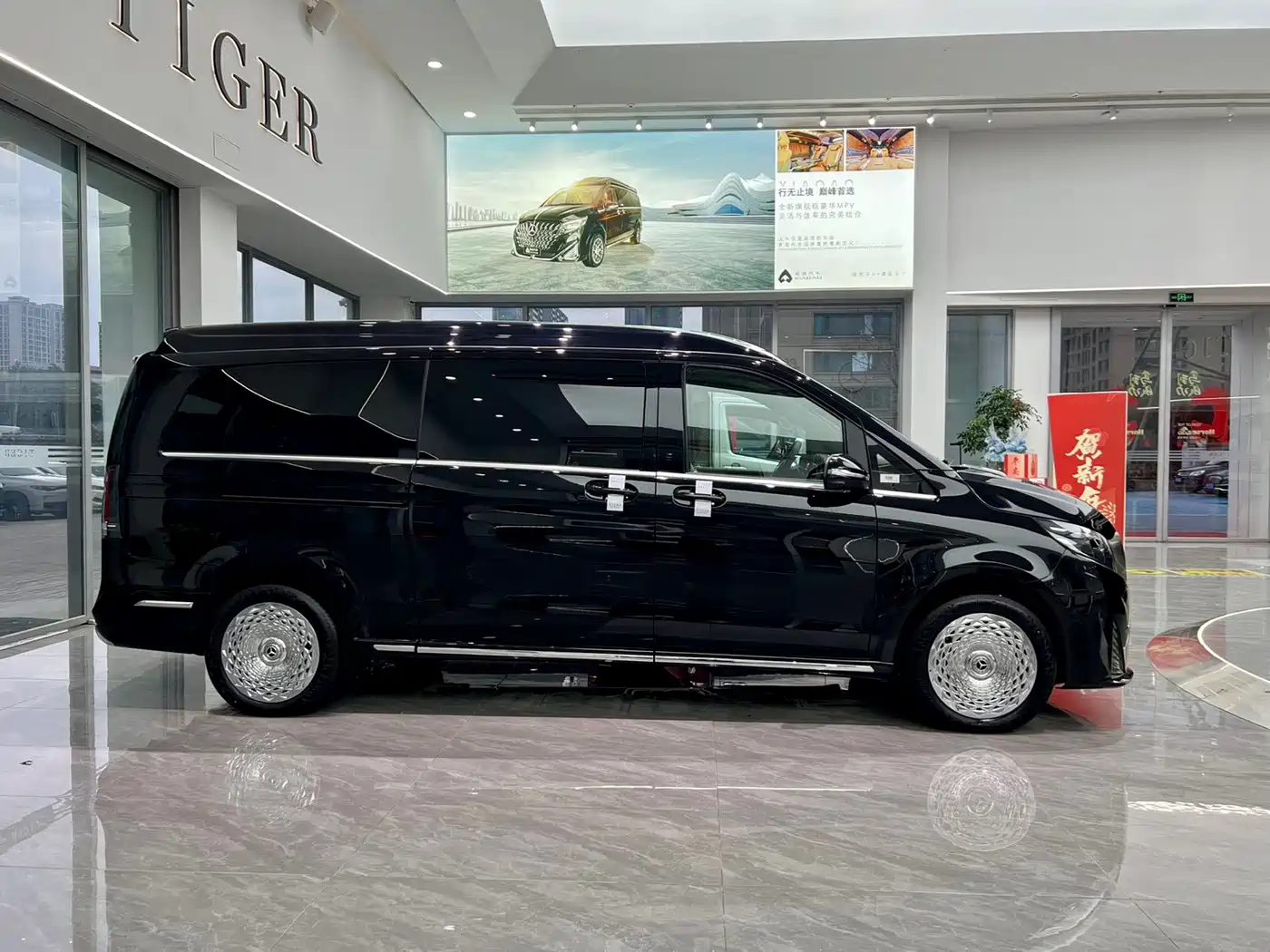 Mercedes-Benz V-Class 2024 V 300 L Long Wheelbase Premium фото 15