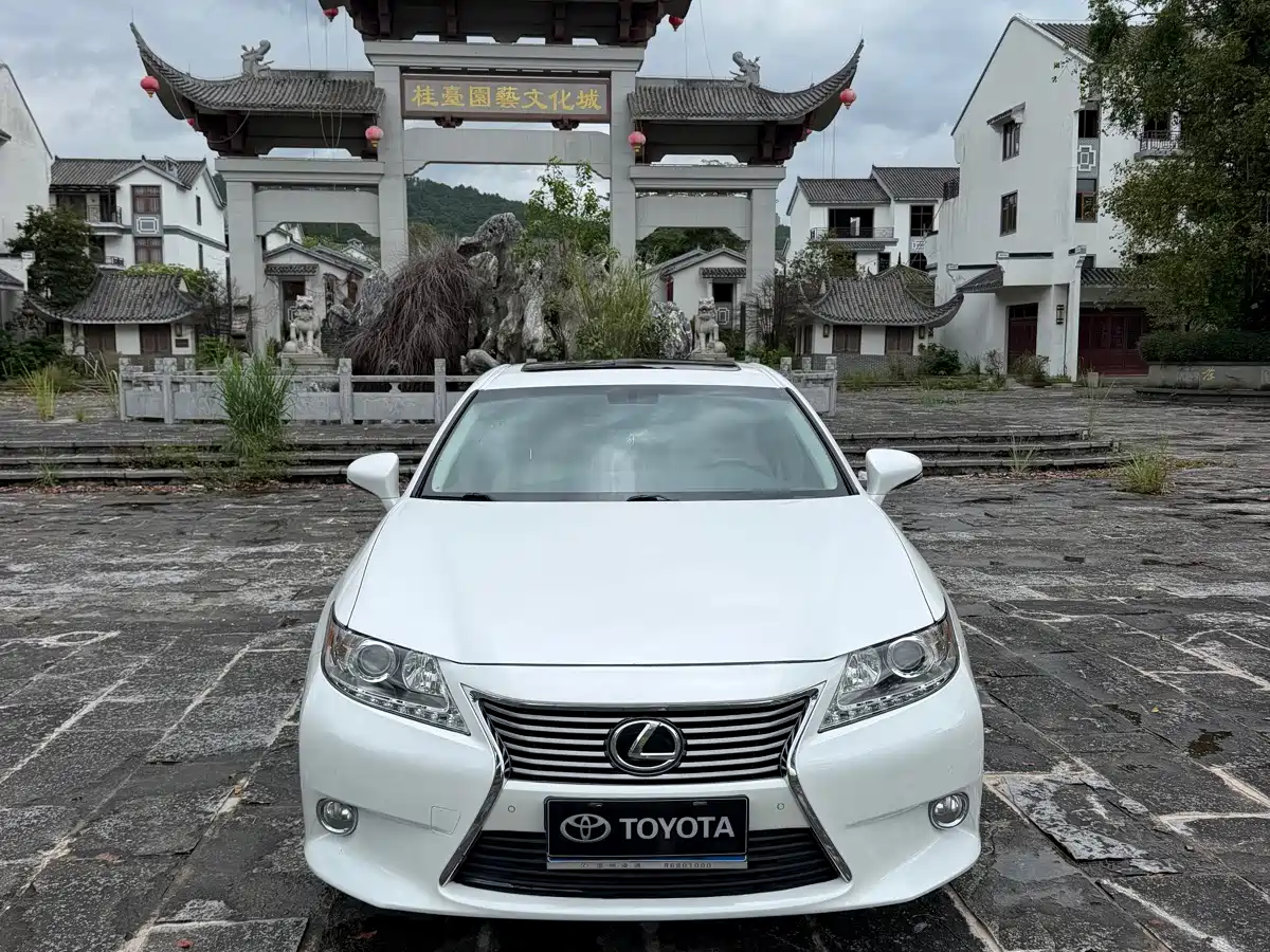 Фото 2 - Lexus ES