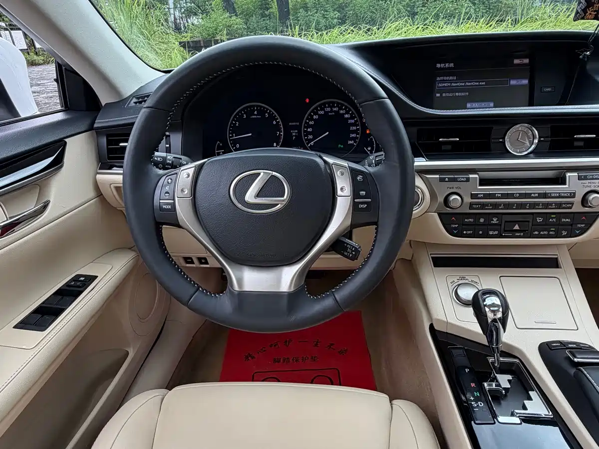 Фото 10 - Lexus ES