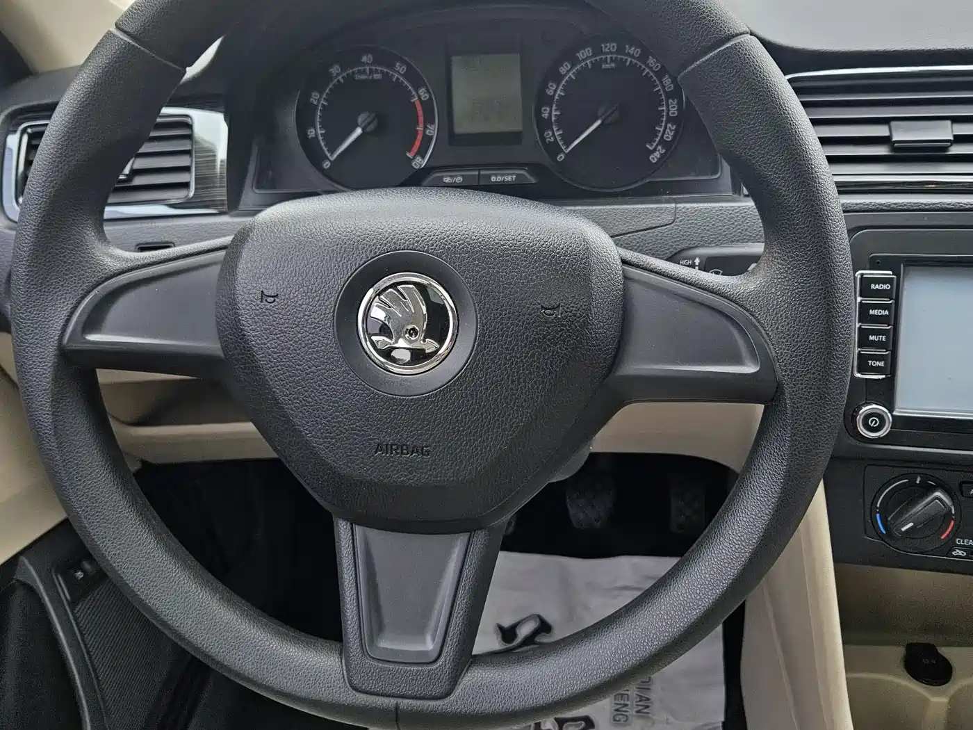 Škoda Rapid 2016 1.6L Manual Pioneer Edition фото 11