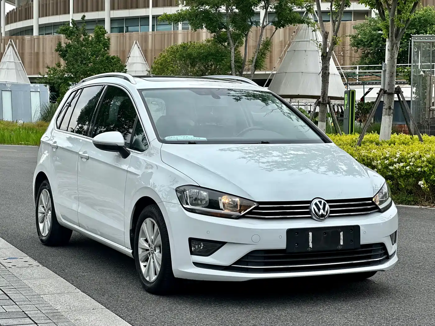 Volkswagen Golf Sportsvan 2016 230TSI Automatic Progressive фото 3