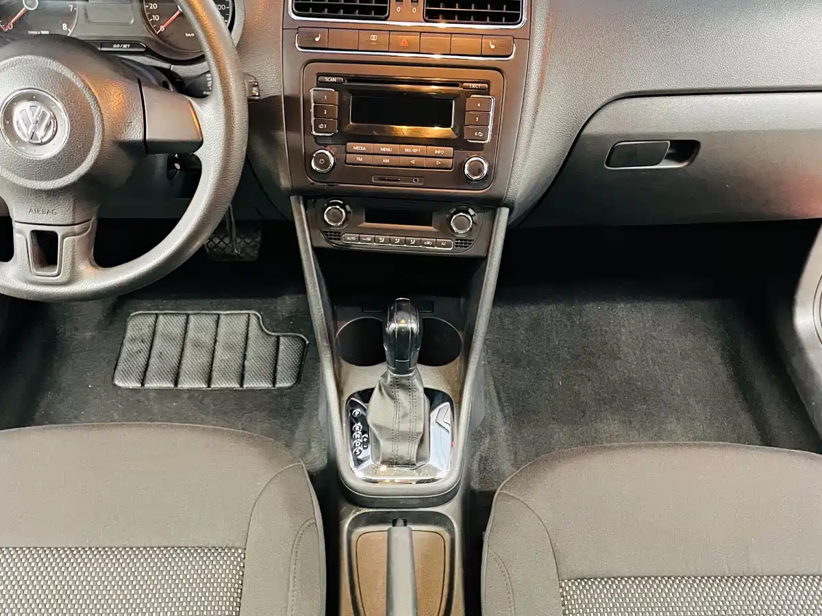 Volkswagen Polo 2011 1.4L Automatic Style Edition фото 9