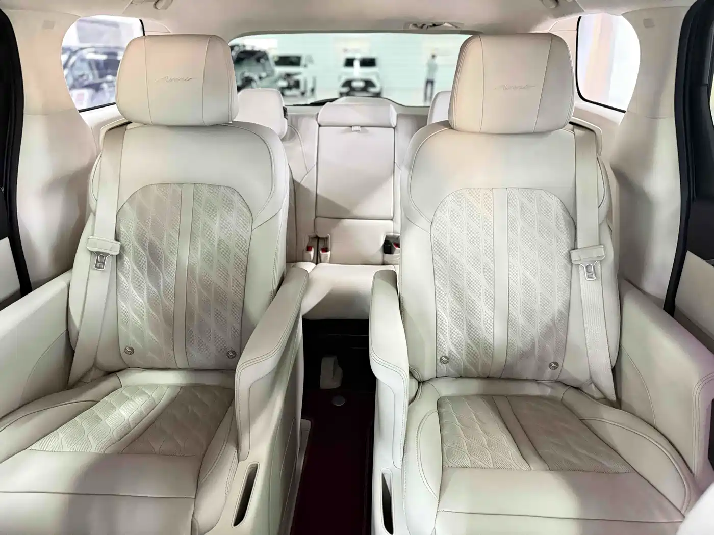 Buick GL8 2022 Avenir 7-Seater Hospitality Edition фото 4
