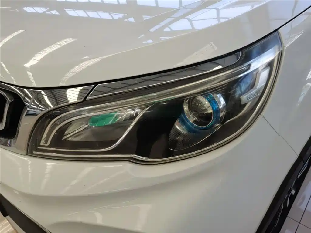 Фото 24 - Geely Vision X3