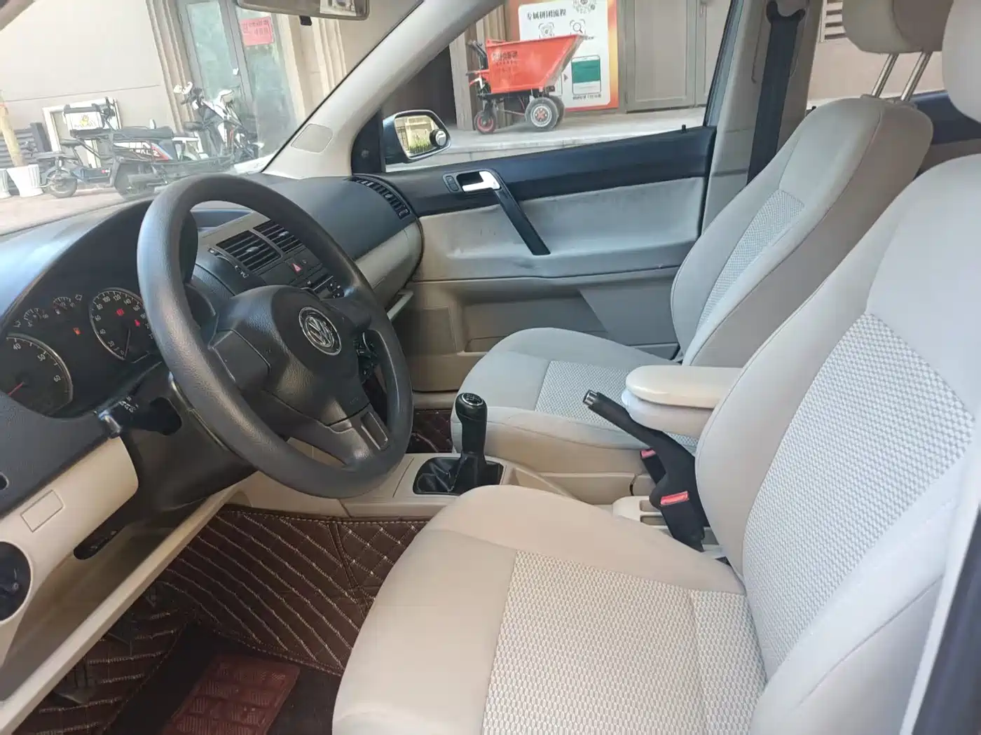 Volkswagen Polo 2011 Jingqu 1.4L Manual Joy Edition фото 5