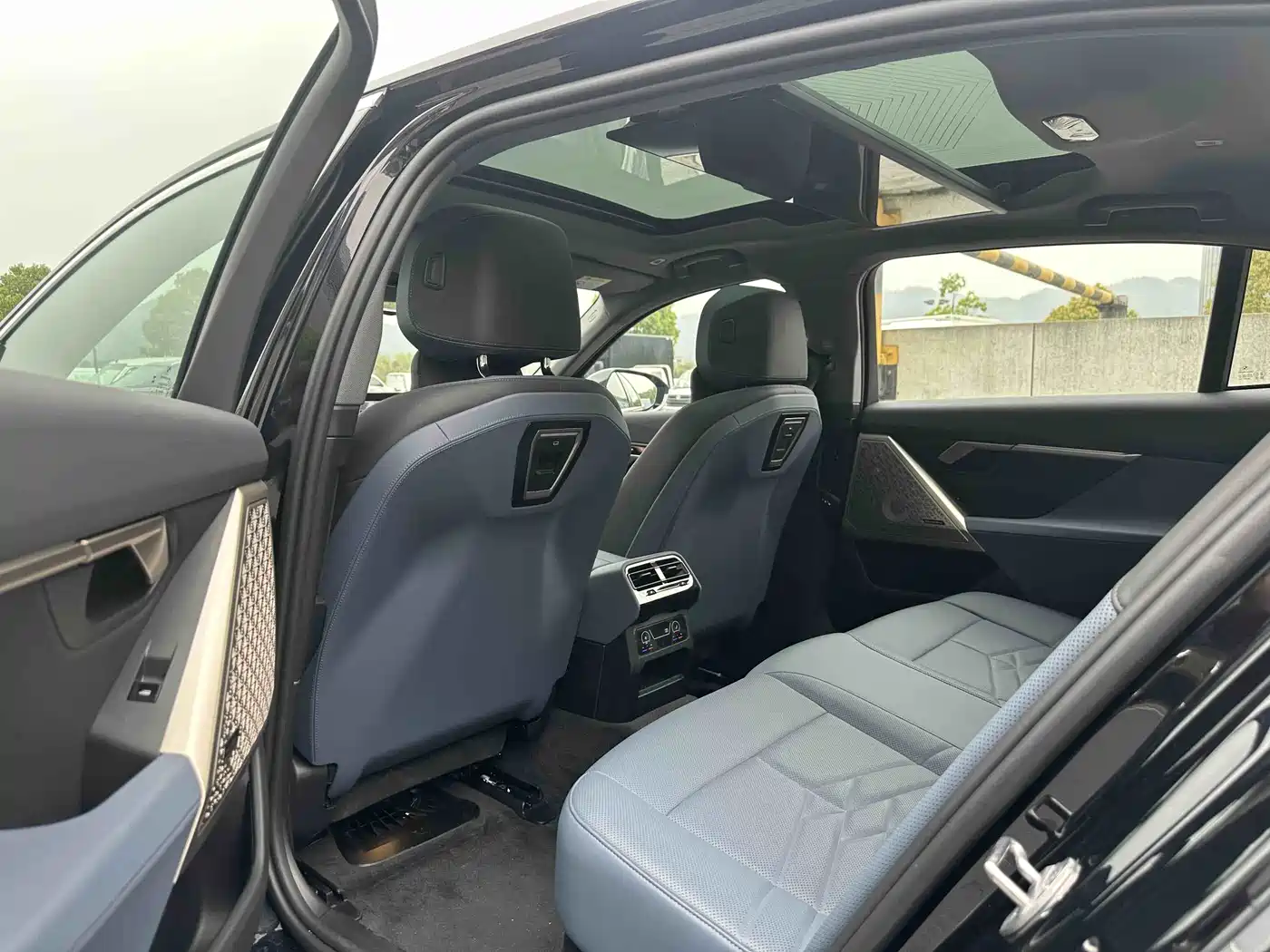 BMW 5 Series 2025 530Li Premium M Sport Package фото 11