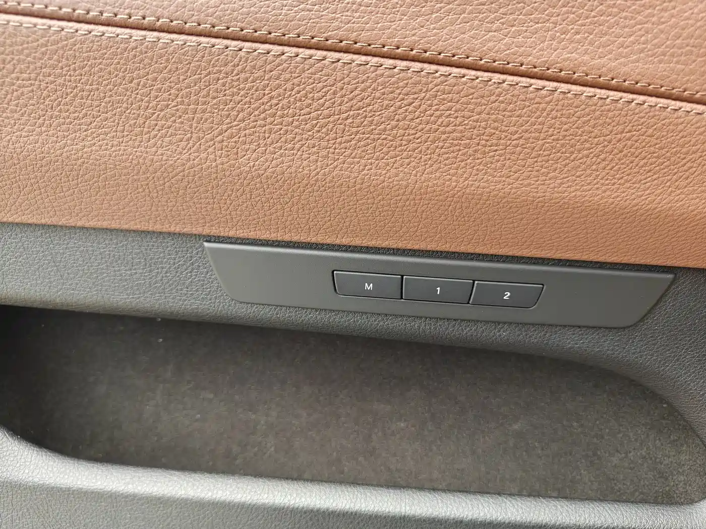 BMW 5 Series GT 2010 535i Leading Model фото 15