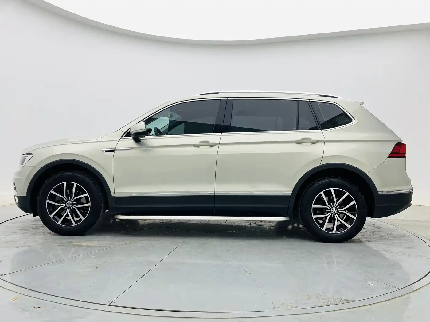 Volkswagen Tiguan L 2018 Facelift 330TSI Automatic 2WD Luxury Edition фото 4