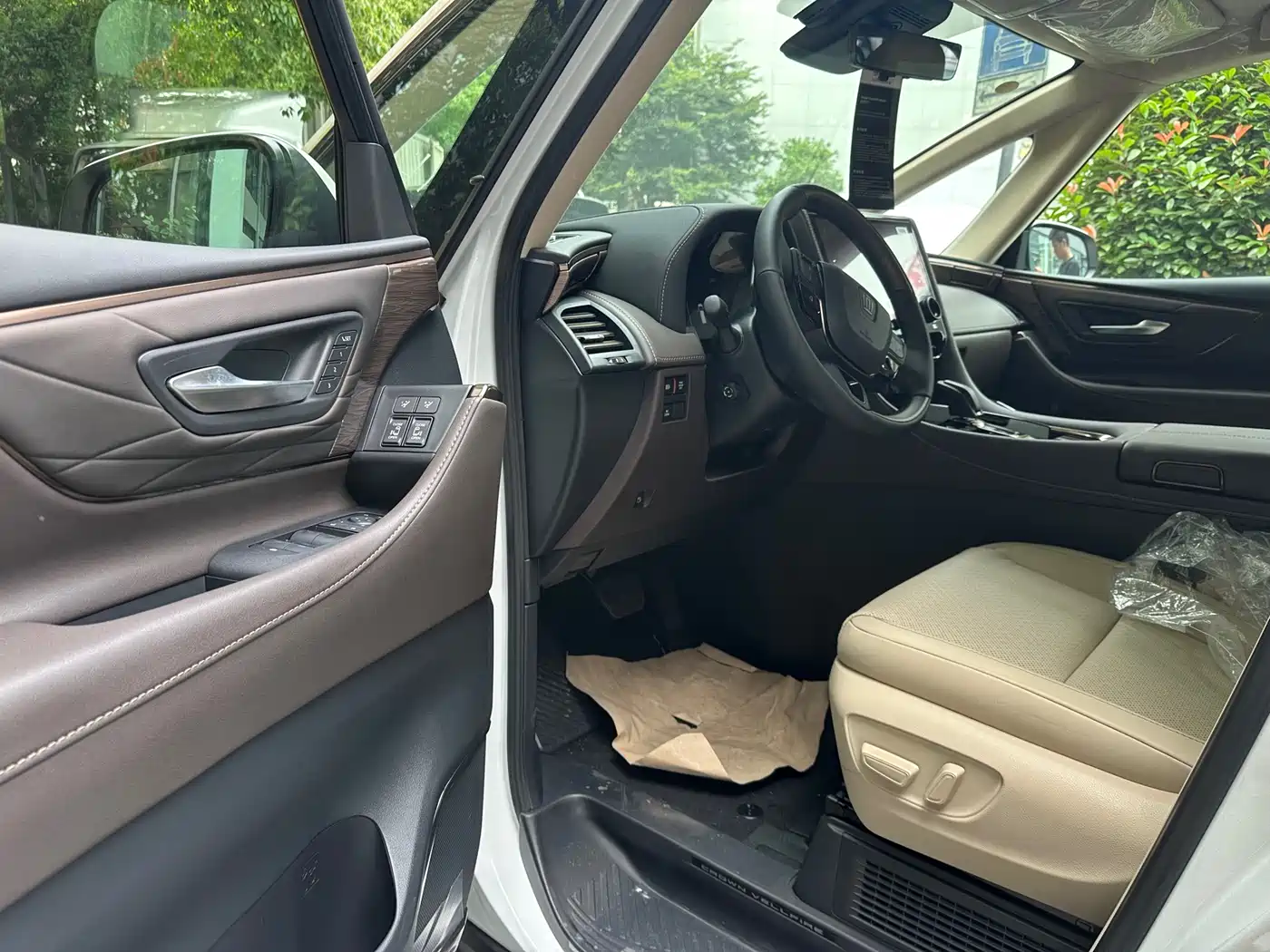 Toyota Vellfire 2025 Crown Hybrid 2.5L Ink Gold Executive Edition фото 5