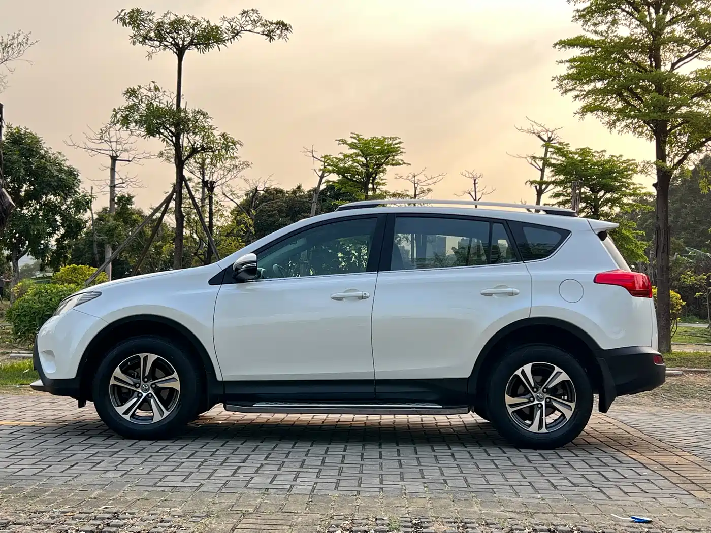 Toyota RAV4 Rongfang 2015 2.0L CVT 2WD Trend Edition фото 8