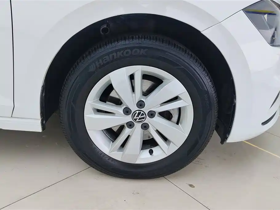 VOLKSWAGEN POLO