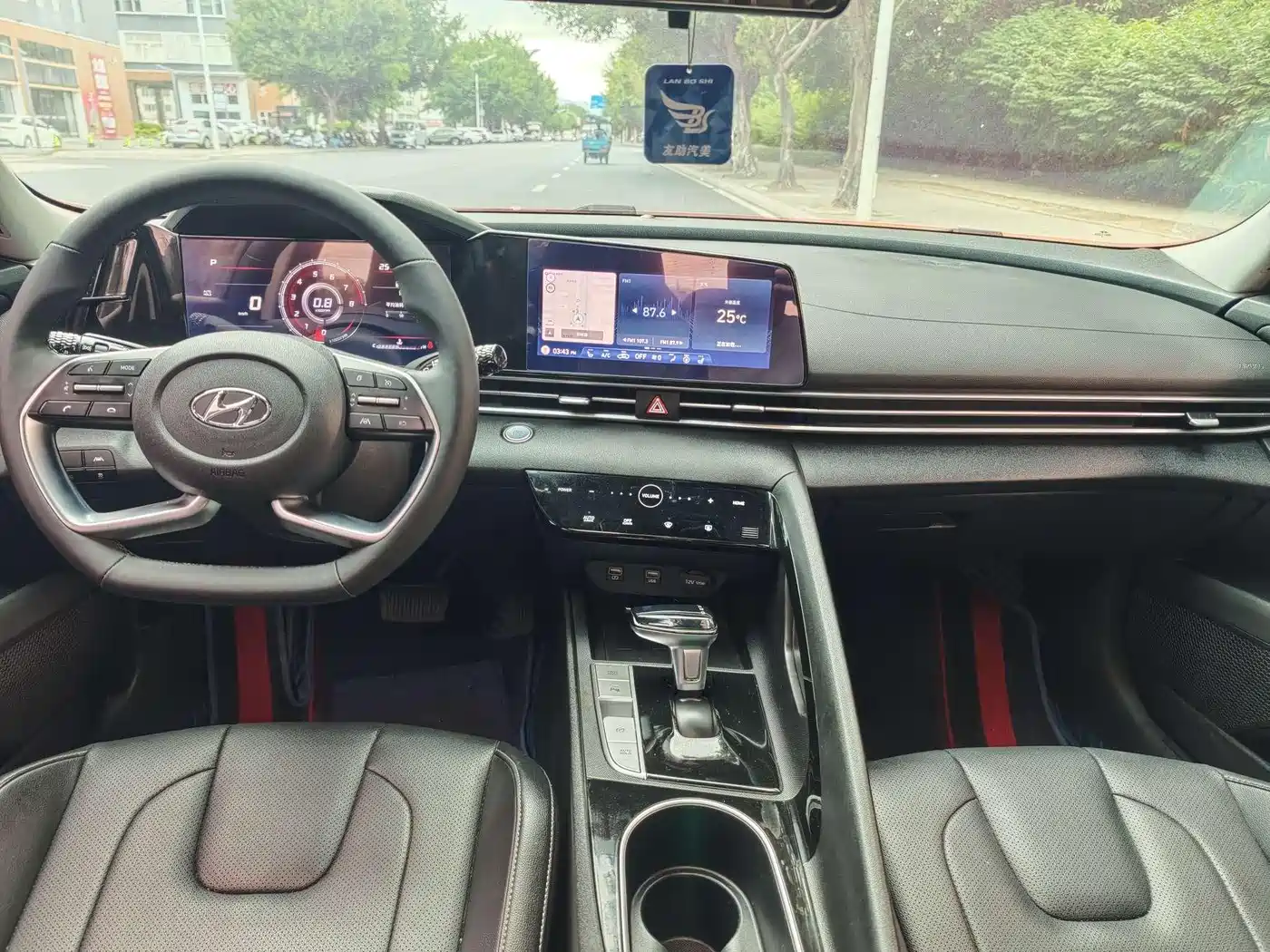 Hyundai Elantra 2021 1.5L CVT LUX Premium Edition фото 4