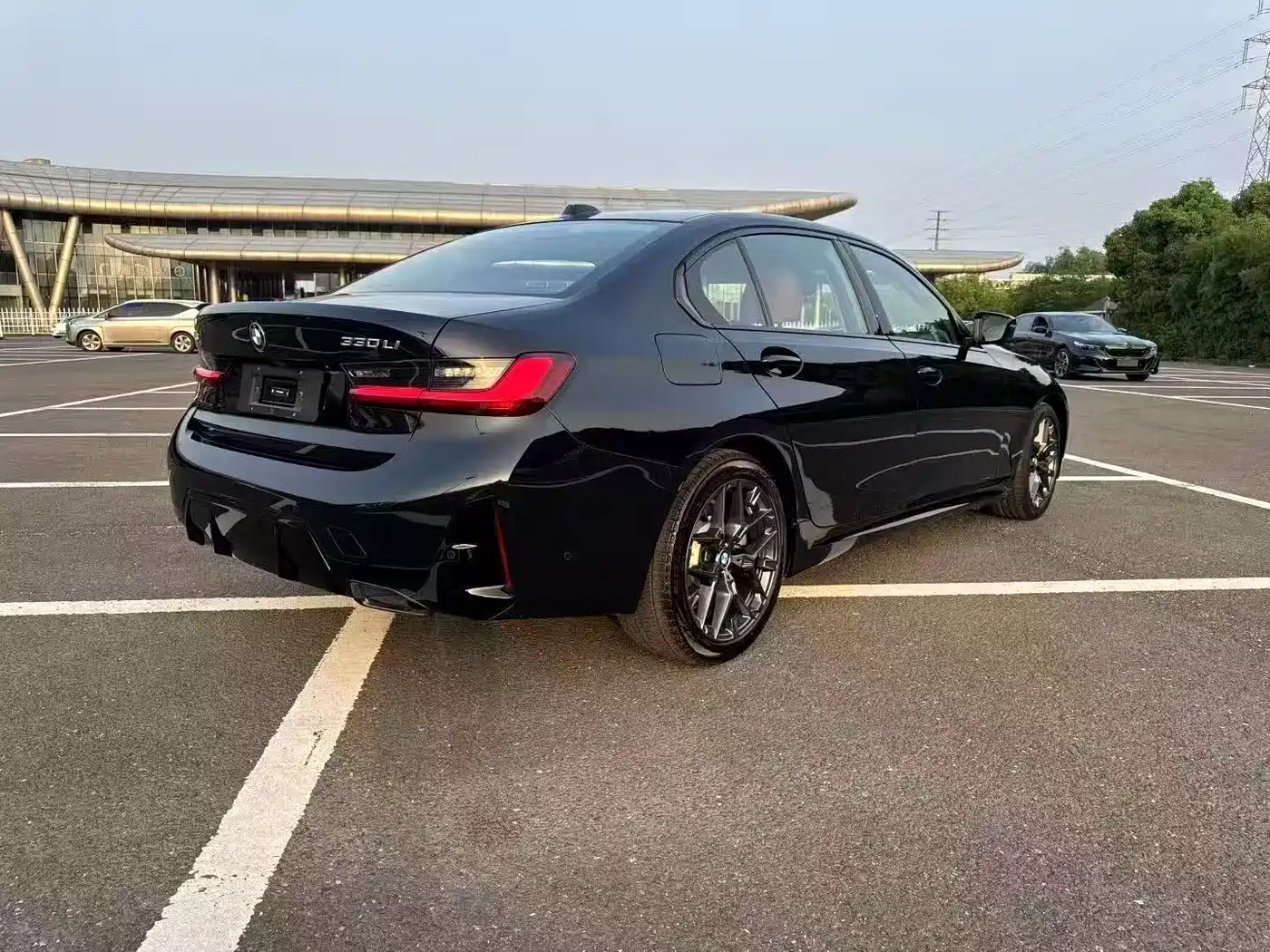 BMW 3 Series 2025 330i M Sport Night Edition фото 5