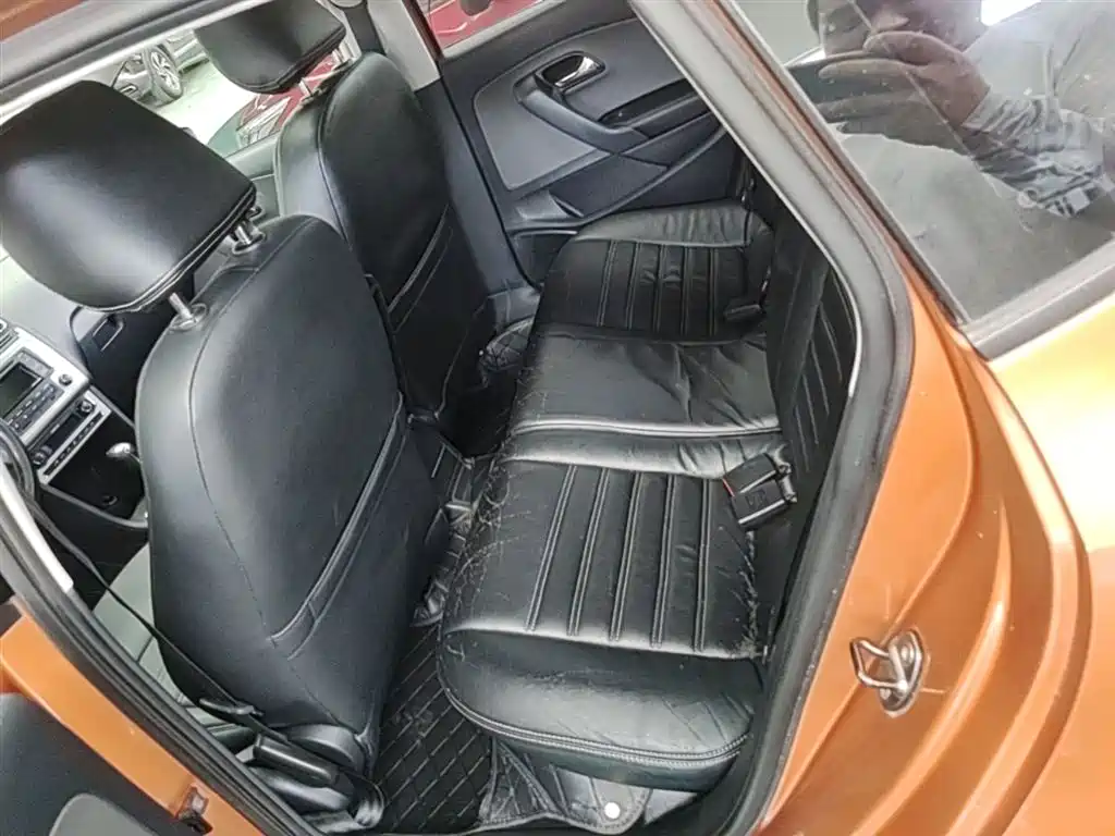 Volkswagen Polo 2016 1.6L Cross Polo Automatic фото 17