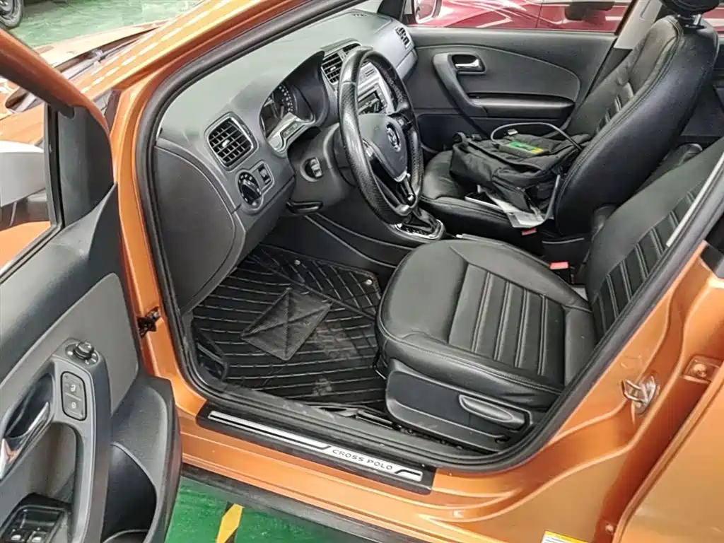 Volkswagen Polo 2016 1.6L Cross Polo Automatic фото 16