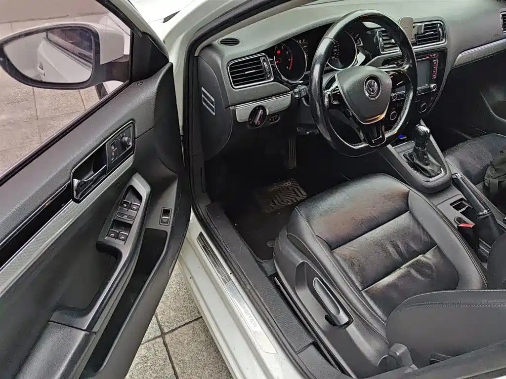 Volkswagen Sagitar 2015 1.6L Automatic Comfort фото 14