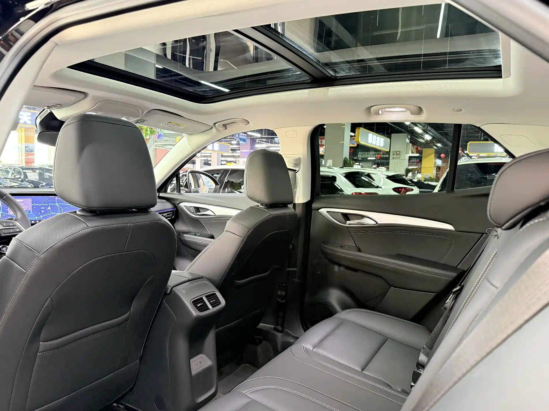 Photo 10 - Buick Envision S