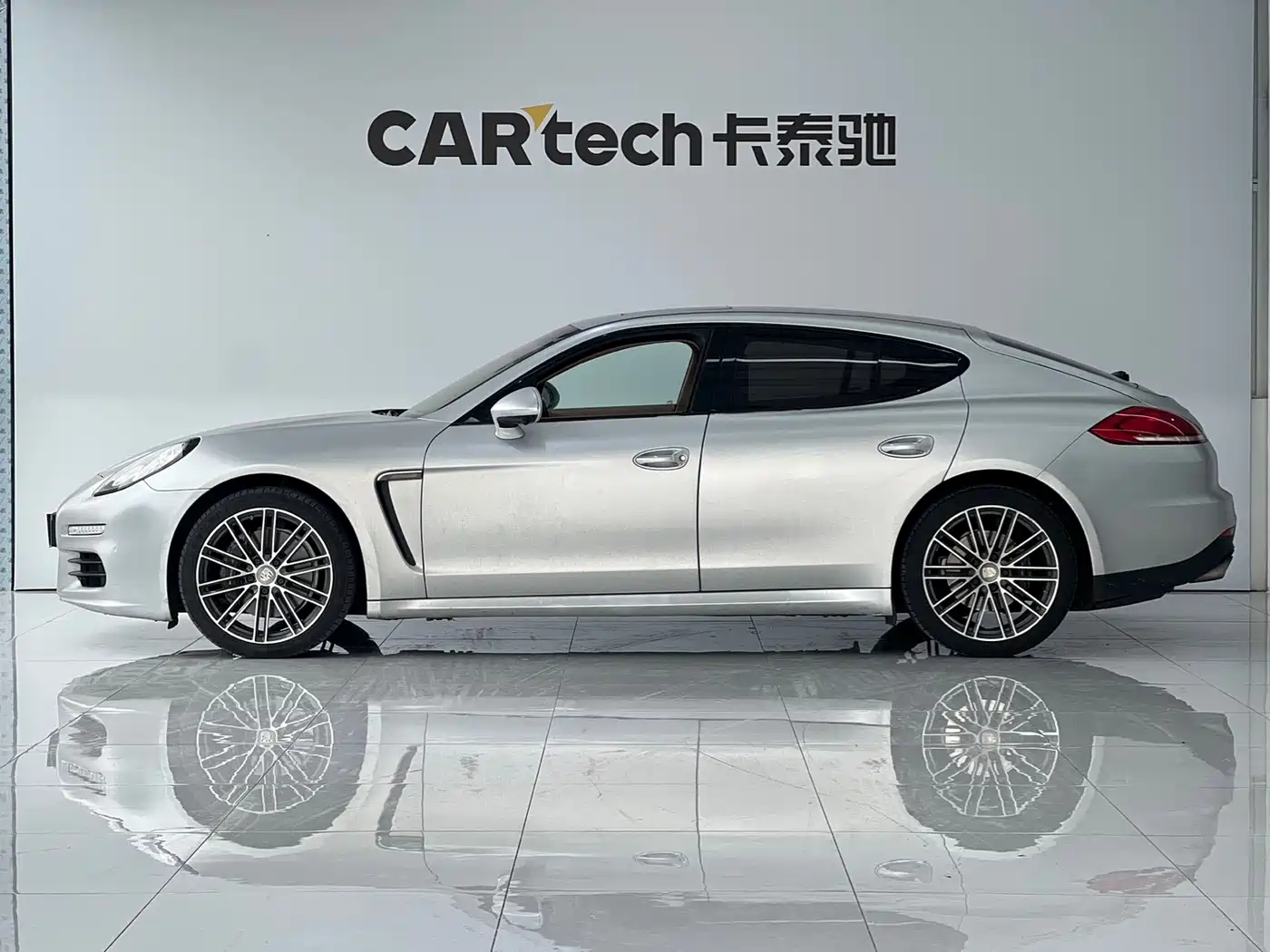 Porsche Panamera 2014 Panamera 4 3.0T фото 2
