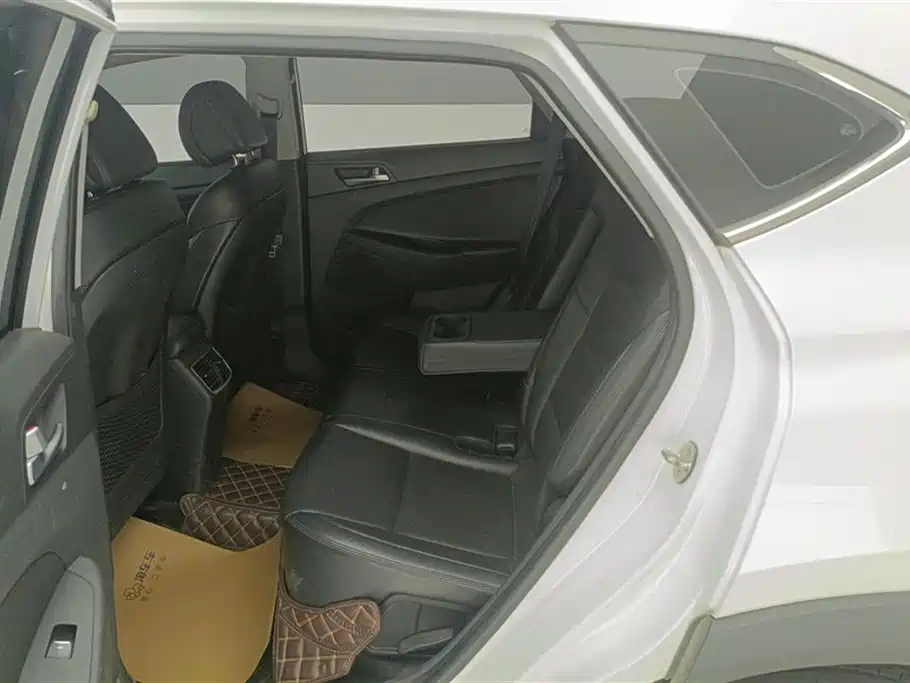 Hyundai Tucson 2015 2.0L Automatic 2WD Smart фото 11
