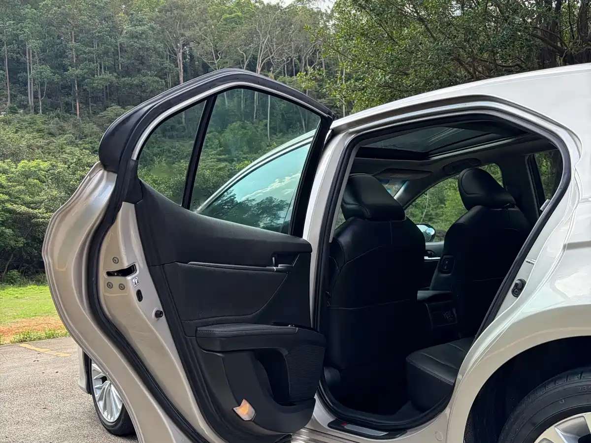 Toyota Camry 2018 2.5G Luxury Edition фото 15