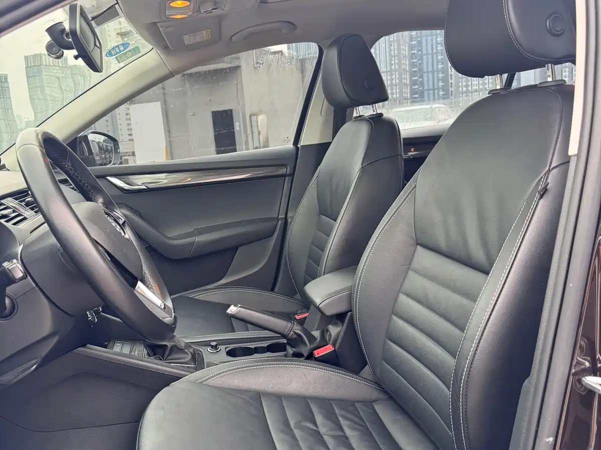Škoda Octavia 2017 1.6L Automatic Smart Edition фото 15