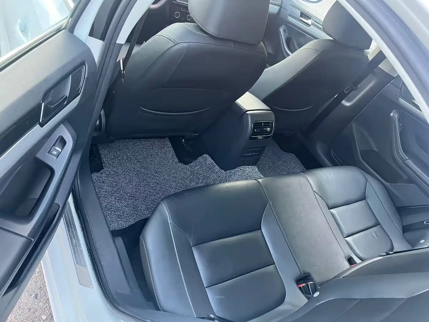 Volkswagen Sagitar 2015 1.6L Automatic Comfort фото 7