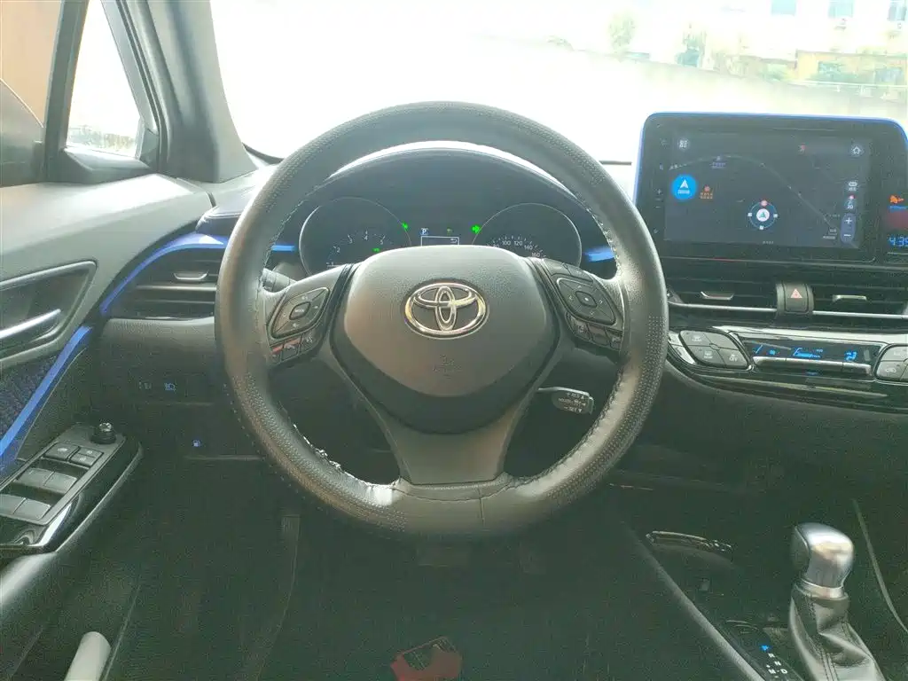 Toyota C-HR 2018 2.0L Leading Sunroof Edition V фото 4