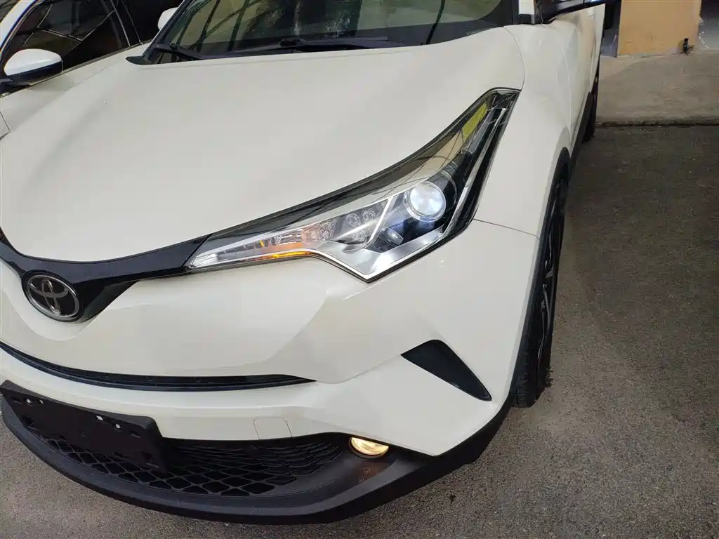 Toyota C-HR 2018 2.0L Leading Sunroof Edition V фото 20